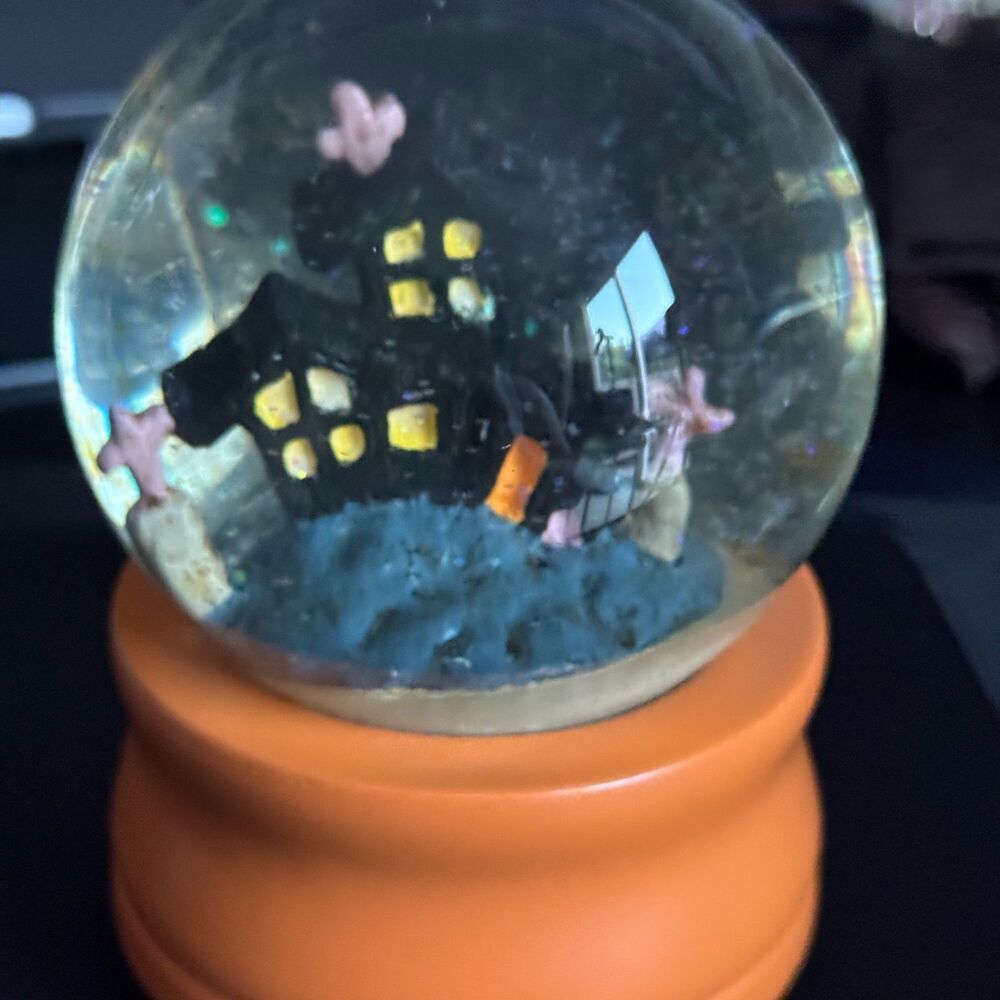 Holloween Haunted house with tombstones musical Snowglobe